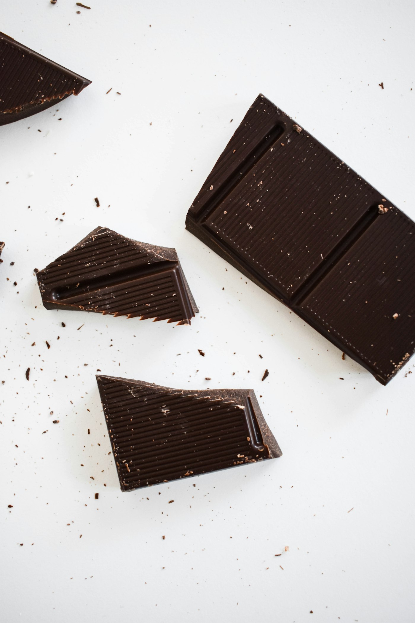 Tablette de chocolat noir cassee en morceaux