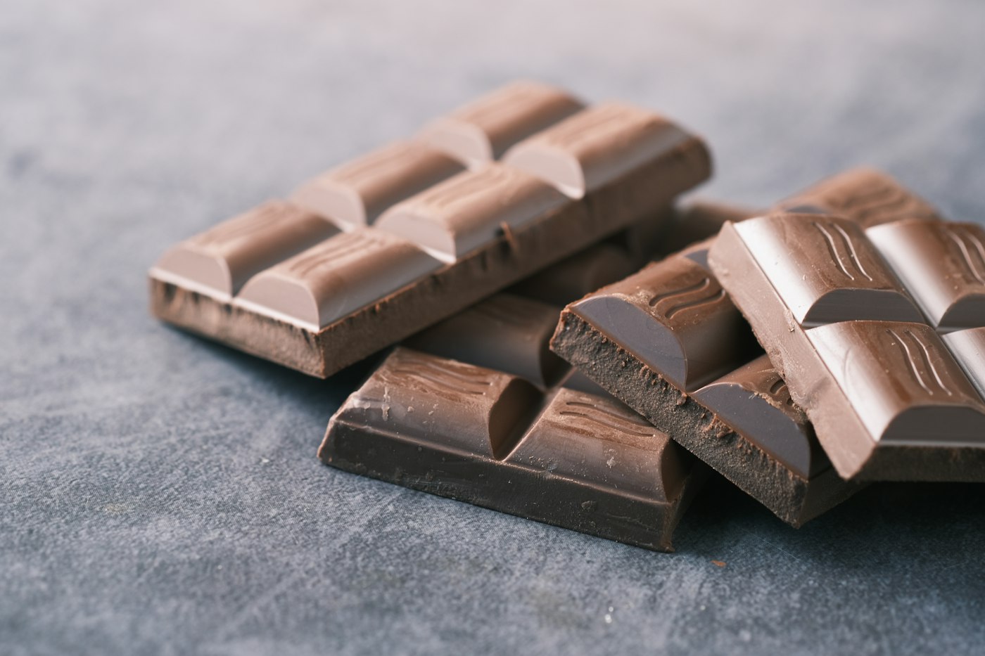 Tablettes de chocolat noir alignees dans une chocolaterie